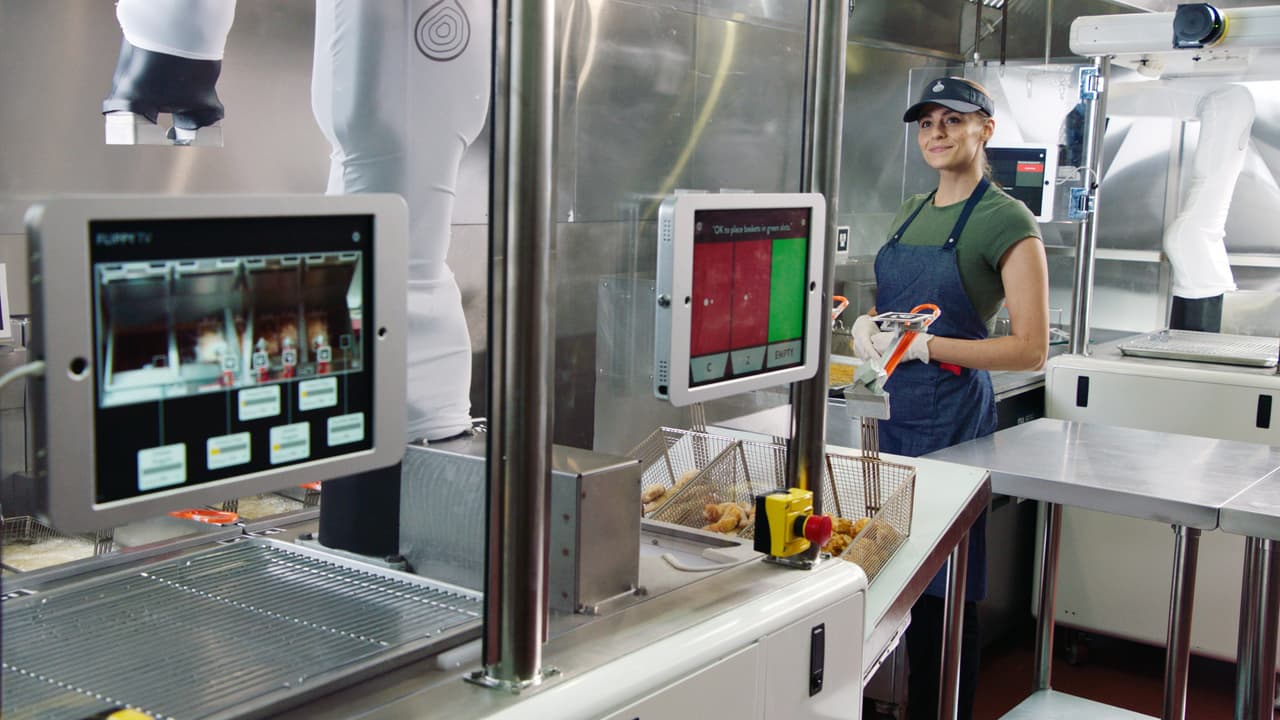 Para John Miller, CEO del Grupo Cali al que pertenece CaliBurger, "este robot demuestra cómo la robótica impulsada por la inteligencia artificial mejorará la calidad de los alimentos y disminuirá el costo de producirlos, a la vez que mejorará la vida de los trabajadores en la industria alimentaria".