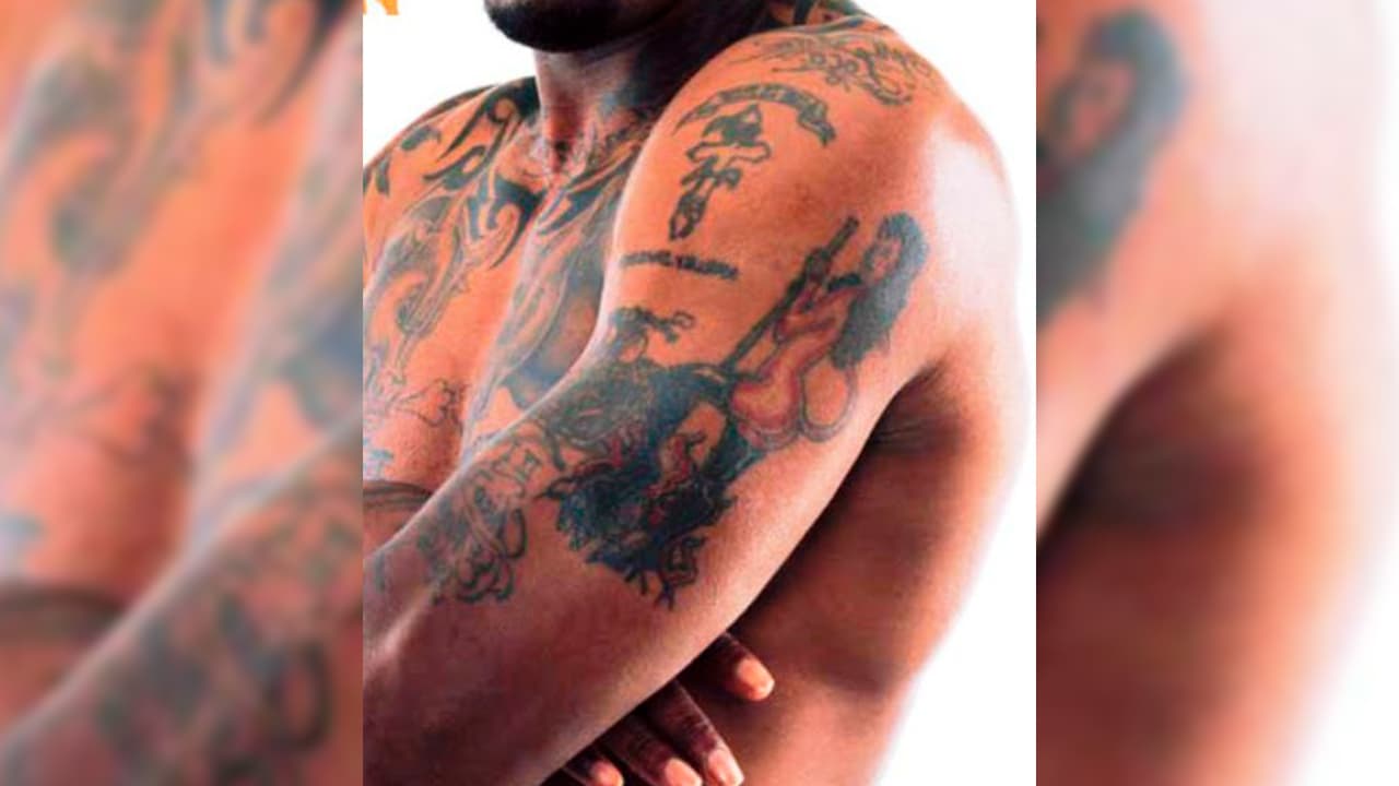 El eterno conquistador no podía dejar de tatuarse una figura femenina.