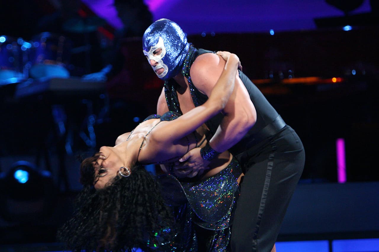 En su primer baile, Blue Demon Jr. bailó un merengue a ritmo de 'Tu angelito', de Chino y Nacho.