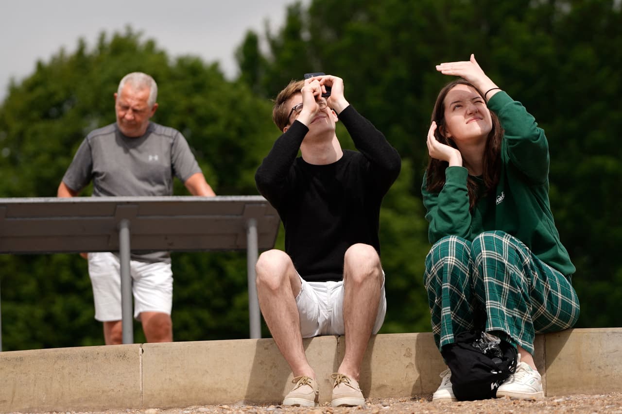 En Primrose Hill, Londres, varias personas se reunieron para ver el eclipse solar. Este fenómeno astronómico ocurre durante el período de la Luna Nueva, cuando la Tierra, la Luna y el Sol están perfectamente alineados.
<br>