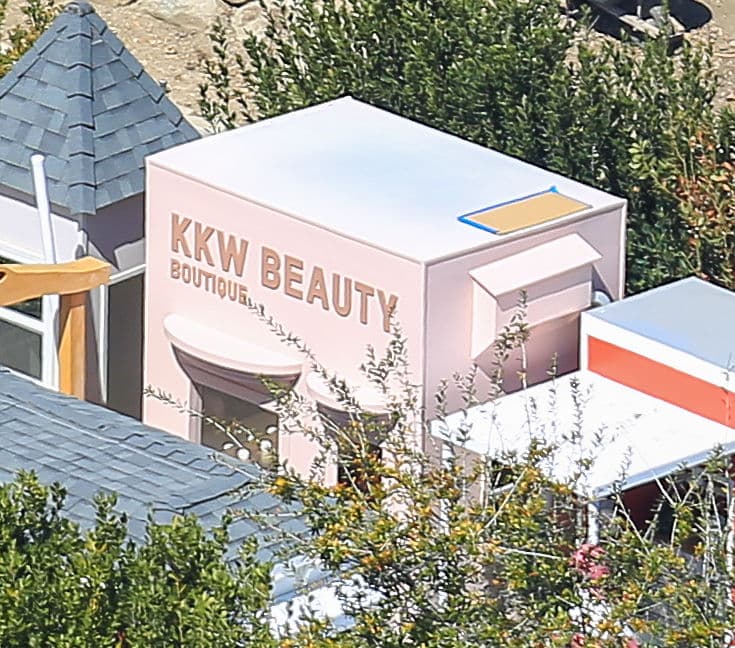 Se desconoce si Kanye West está involucrado en la construcción de esta mini ciudad para sus pequeños, aunque se ha dado a conocer que el artista los motiva a que exploren al máximo su creatividad.