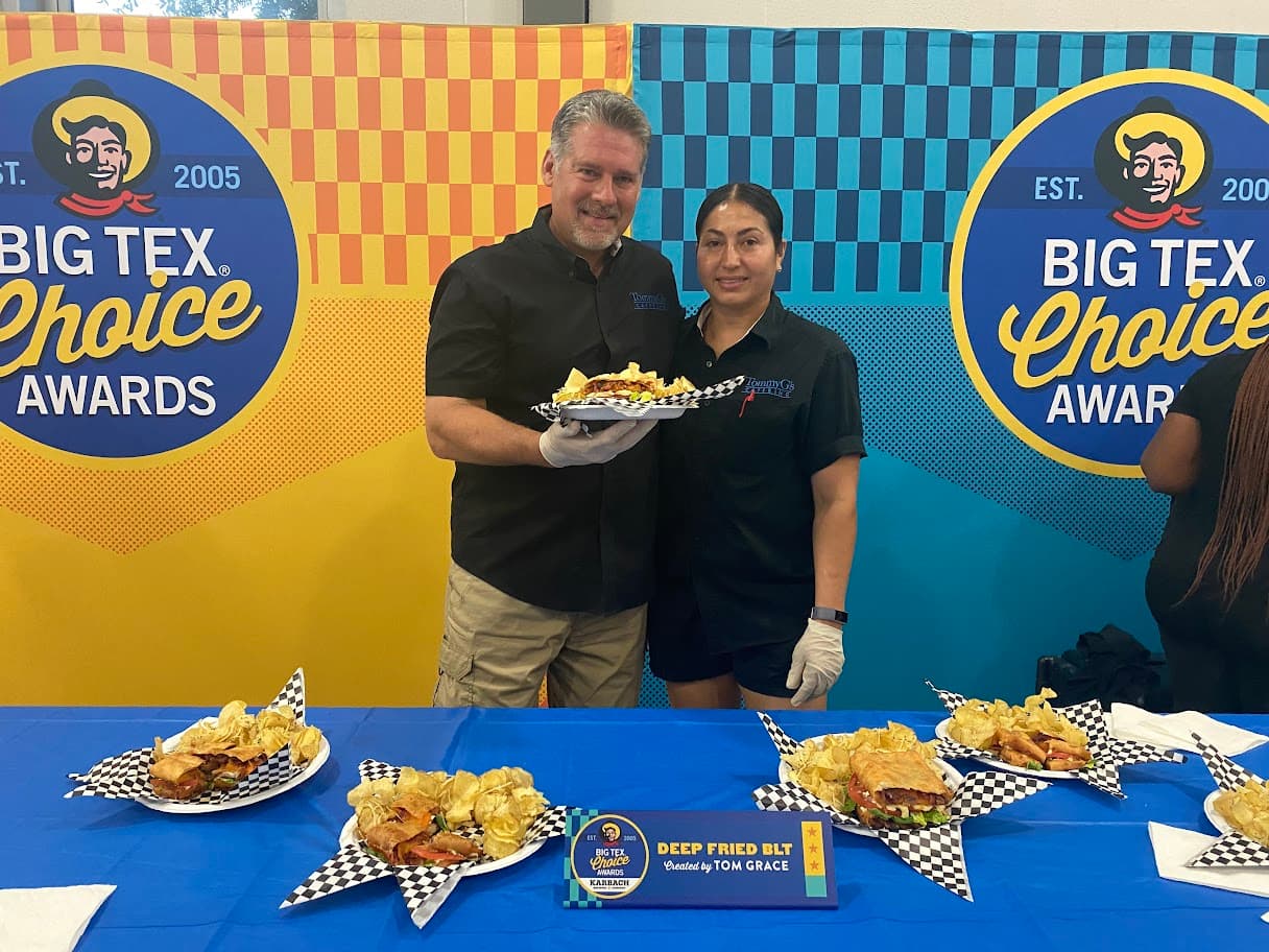 <b>Deep Fried BLT: </b>Se trata de una tortilla rellena con queso cheddar ahumado y tocino. Se fríe hasta que esté crujiente y se derrita y luego se rellena con los clásicos rellenos BLT. El sándwich se sirve con chips de ajo y parmesano.