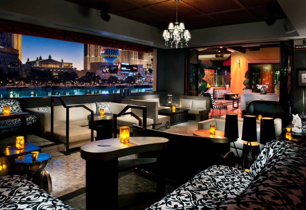 <span class="cms-h3-H3"><a href="https://www.bellagio.com/en/nightlife/hyde.html">Hyde</a></span>
<br>La vista a las fuentes del hotel Bellagio es uno de los atractivos de este club nocturno que con los años se ha vuelto casi un clásico de la ciudad. Enrique Iglesas, Marilyn Manson y la misma Jennifer López han salido de fiesta en este lugar. 
<br>
<br>
<b>La especialidad:</b>
<br>Jugar a ser parte del elenco del Gran Gatsby con una copa de champaña.