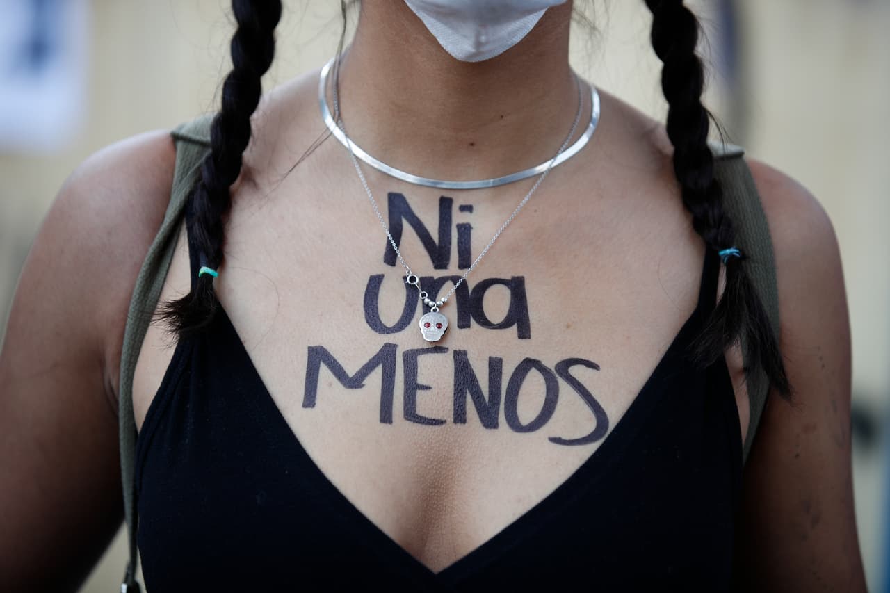 Durante la marcha, una mujer con las palabras "Ni una menos" escritas en su pecho se une a las protestas para conmemorar el Día Internacional de la Mujer.
