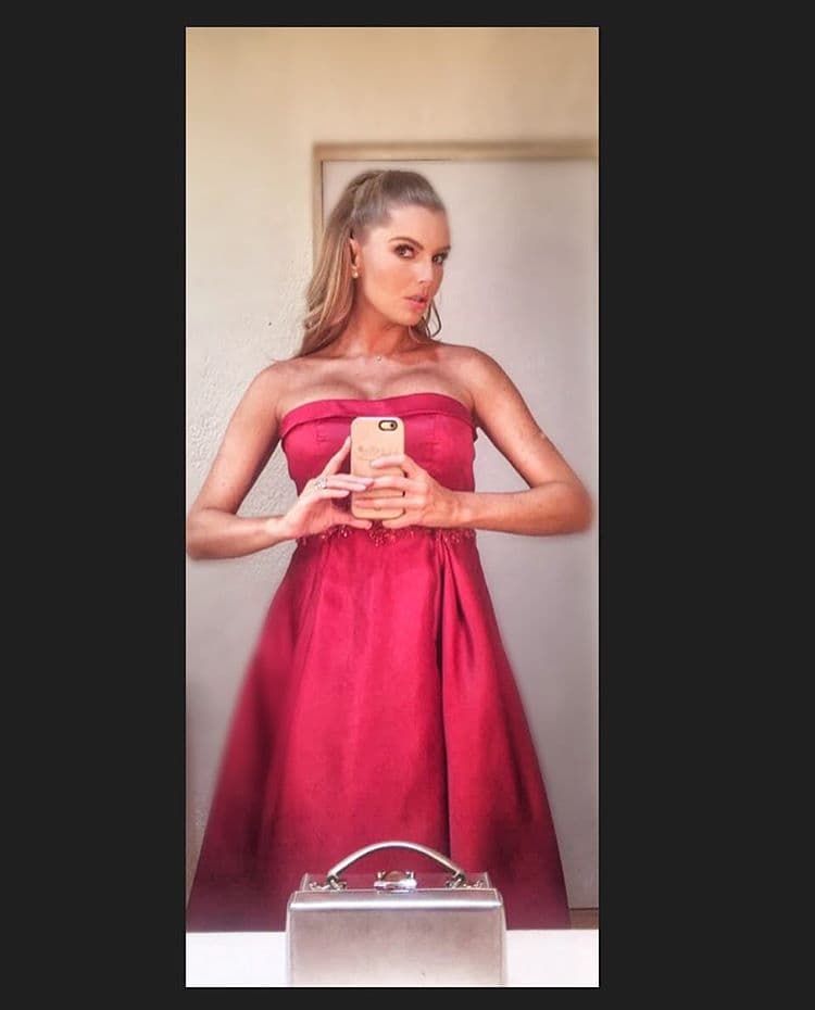 La protagonista de 
<i>Hasta el fin del mundo </i>fue la primera telenovela que protagonizó en México, junto al actor 
<b><a href="http://www.univision.com/temas/david-zepeda">David Zepeda</a></b>.