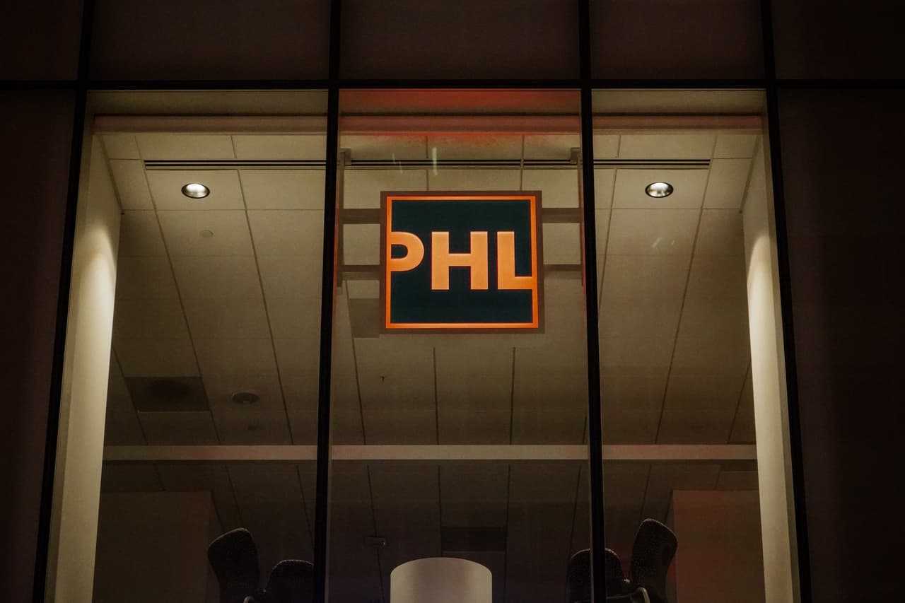 "Esta noche, honramos las muchas vidas perdidas por el COVID-19 y nos unimos a las comunidades de nuestro país en duelo", tuiteó el alcalde Jim Kenney. "En un momento en que todos estamos de duelo, este fue un momento de unidad y recuerdo muy necesario".