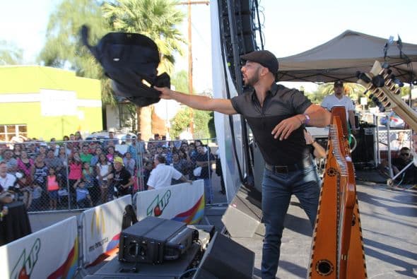 “ Los Canarios de Michoacán” pusieron a bailar a cientos de Arizoneneses en los Latin Grammy Street Parties en Phoenix, quienes no pudieron resistirse al carismático grupo de música regional mexicana, su sonido único del arpa y a sus conocidos sencillos. 