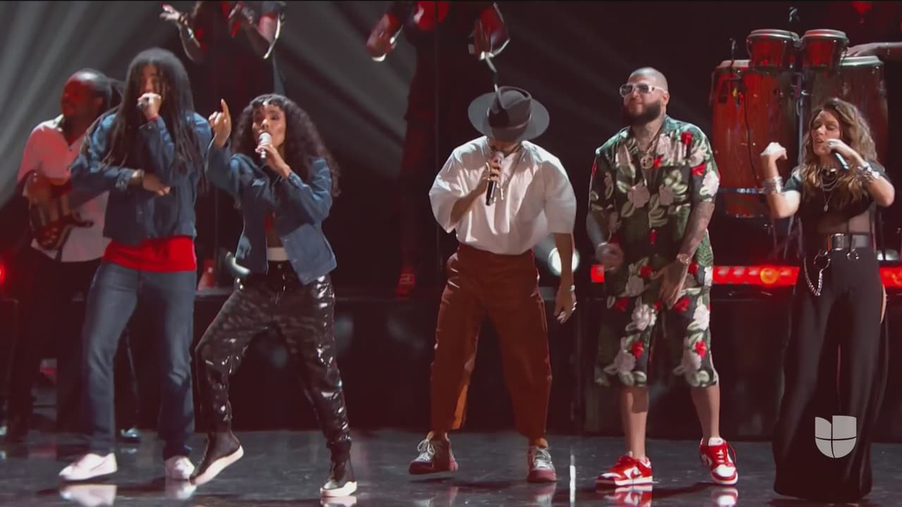 La gala de los Premios Juventud arrancó con una canción de amor y paz. 'The Wailers', Skip Marley y Cedella Marley, Farruko, Pedro Capó, Rauw Alejandro, Camilo y Kany García cantaron ‘One World, One Prayer’.