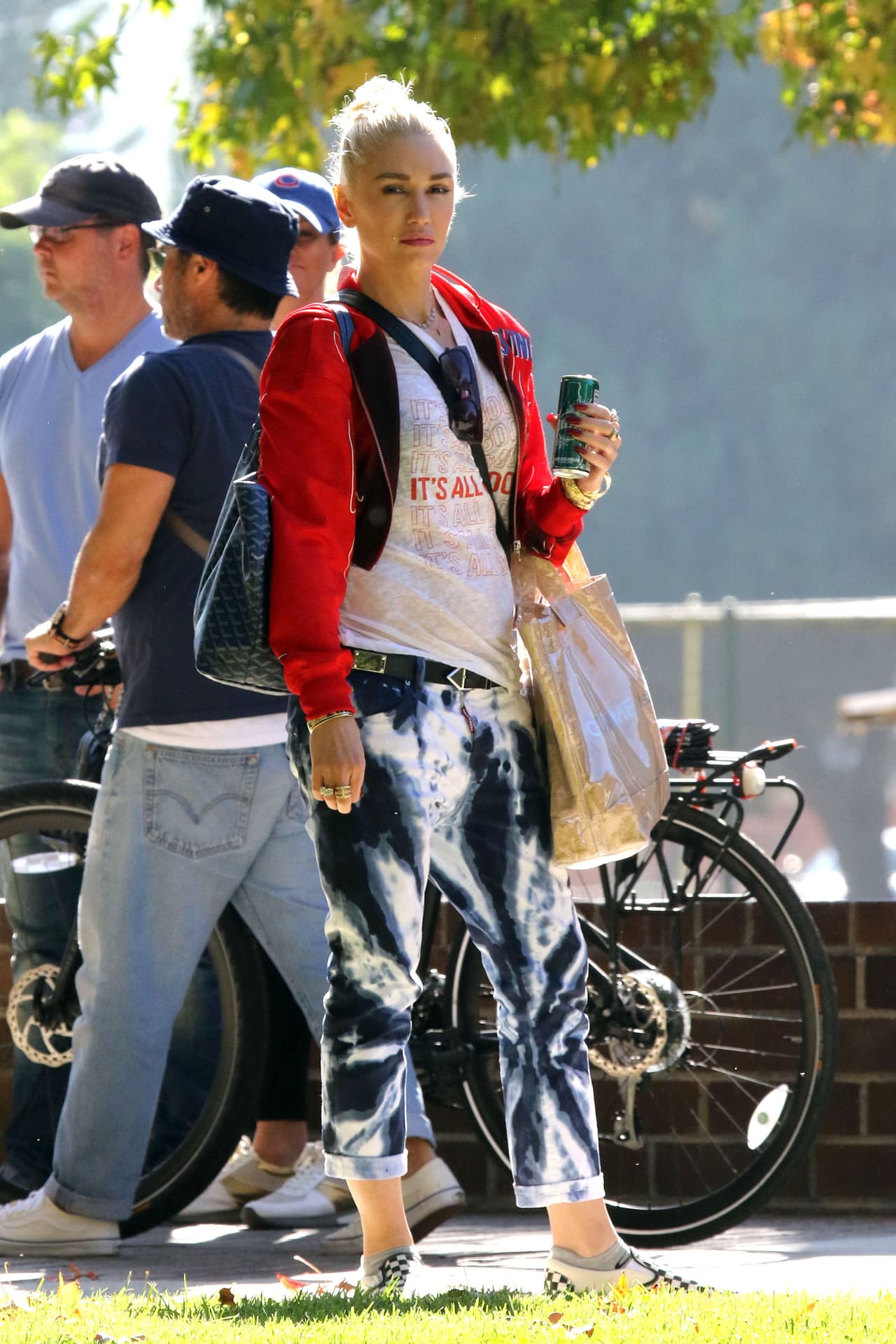 Al parecer no le causó mucha gracia encontrarse con los fotógrafos.