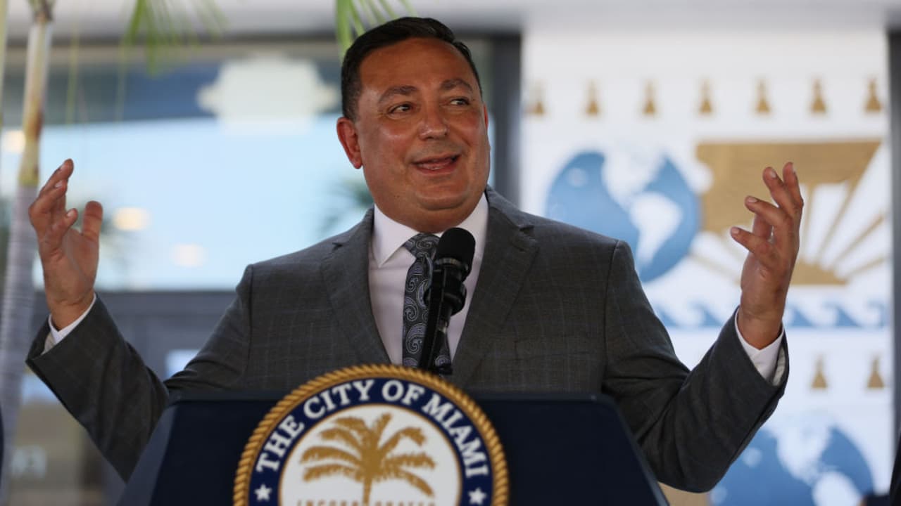 Comisión de Miami decide este jueves si despide al jefe de la policía Arturo Acevedo