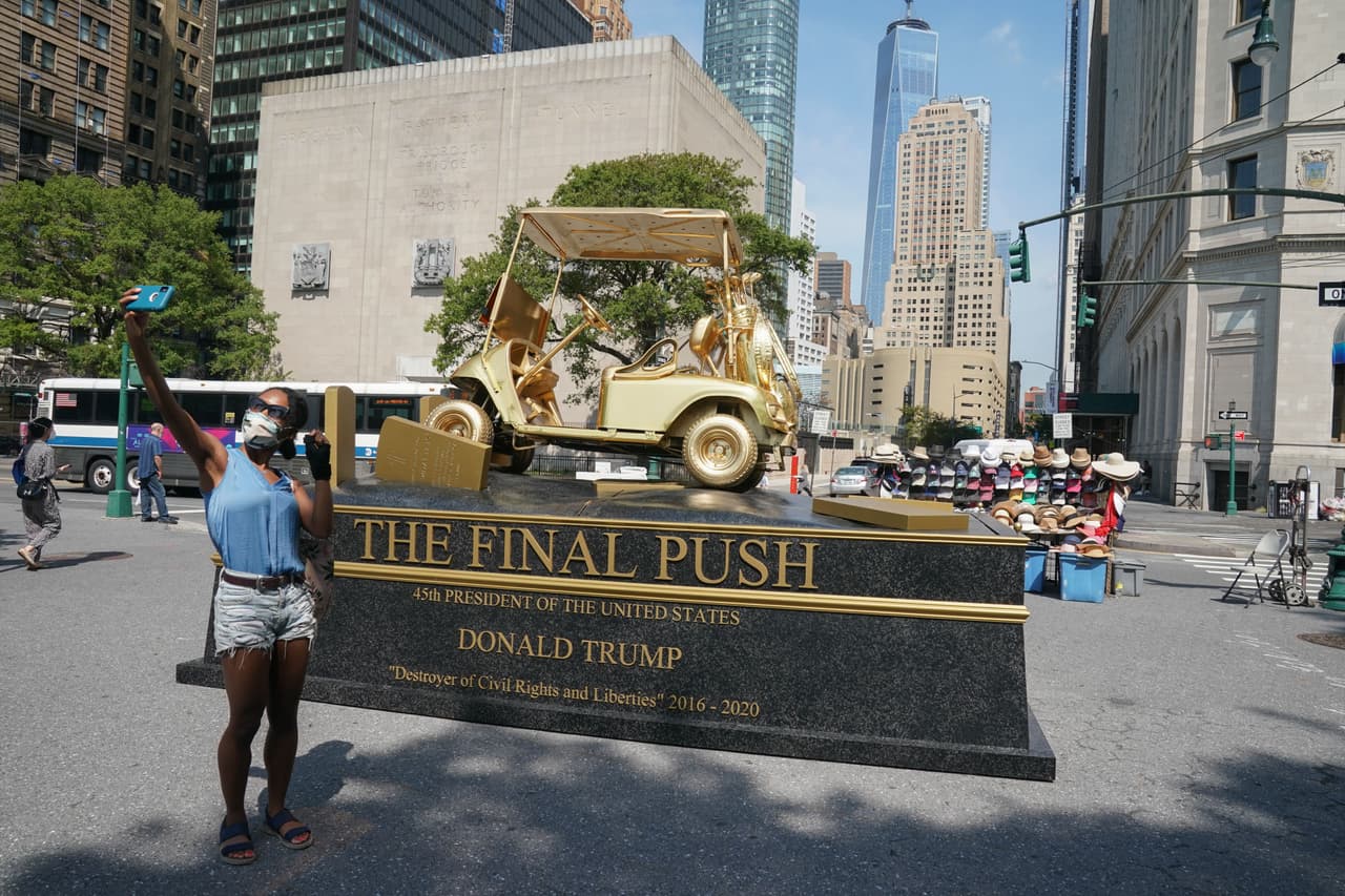 La estatua representa a Trump conduciendo un carrito de golf sobre las tumbas de los soldados caídos y las víctimas del coronavirus