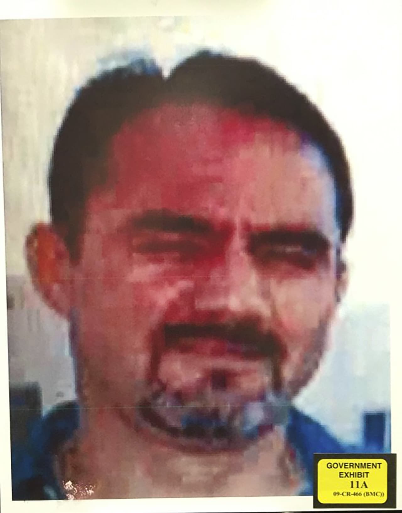 Un retrato de 
<b>Dámaso ‘El Licenciado’ López, </b>quien fue
<b> </b>operador financiero del cartel de Sinaloa. Durante el juicio narró al menos seis asesinatos de rivales y traidores -incluyendo el de su propio primo- ordenados por ‘El Chapo’. También aseguró que la esposa de su "compadre", Emma Coronel, 
<b><a href="https://www.univision.com/shows/primer-impacto/el-licenciado-incrimina-a-emma-coronel-en-la-fuga-carcelaria-de-el-chapo-de-2015-video">coordinó la fuga del capo de la prisión del Altiplano</a> </b>en México, y culpó a los hijos del mafioso del 
<b><a href="https://www.univision.com/noticias/juicios/lugarteniente-de-el-chapo-guzman-culpa-a-los-hijos-de-este-por-la-muerte-del-periodista-javier-valdez">crimen del periodista Javier Valdez.</a></b>