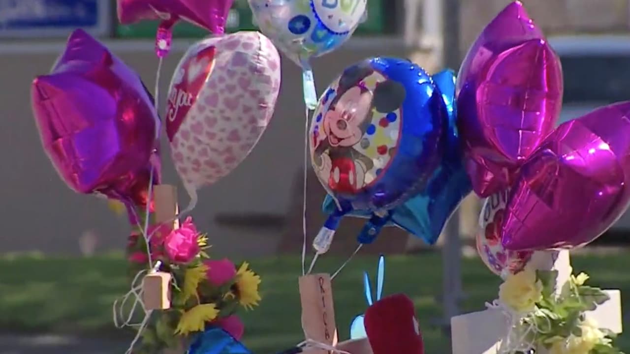En la esquina donde ocurrió el accidente familiares y amigos han colocado un pequeño altar.