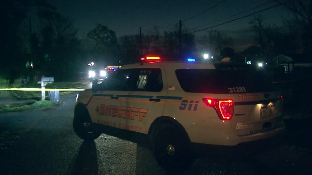 María fue hallada con lesiones en el cuerpo y Arsensio con una herida de bala. Las autoridades manejan el caso como asesinato-suicidio.