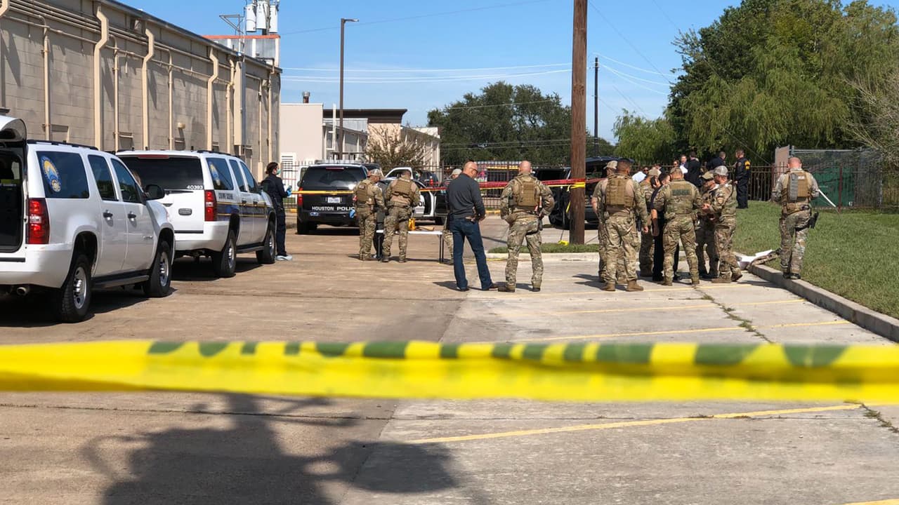 Se inicia un intercambio de disparos con los oficiales, el sospechoso fue herido y transportado al hospital en helicóptero.