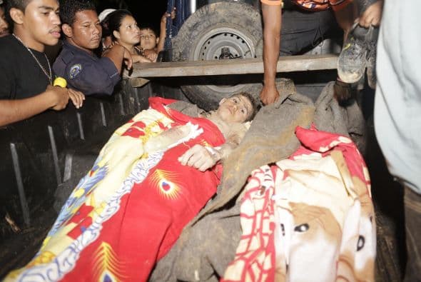 Los primeros hombres en ser rescatados fueron llevados a un hospital local.