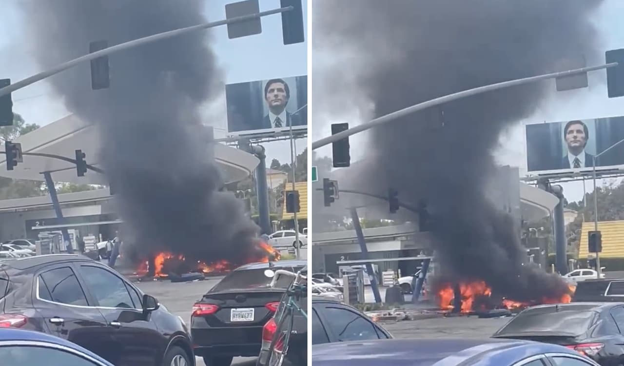 Conductores que pasaban en la zona grabaron el monto en el que se incendiaron los carros que fueron impactados durante el choque. Una columna de humo se podía ver a millas de distancia.
