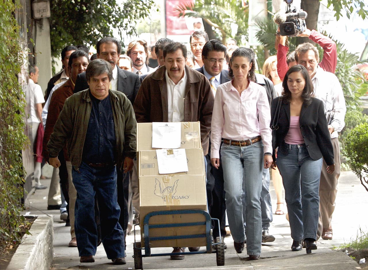 La candidata fue secretaria de Medio Ambiente durante la gestión de Manuel López Obrador en la alcaldía de la Ciudad de México, entre el año 2000 y 2006. En la fotografía, Sheinbaum y otros miembros del equipo de López Obrador durante la campaña presidencial de 2006, la primera en la que participó el izquierdista.