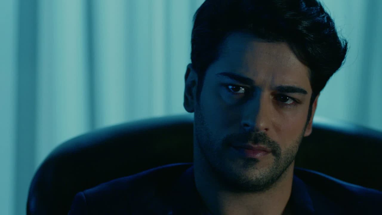 Pese a que Emir siempre ha encontrado la forma de retener a la fuerza a Nihan, recientemente Kemal demostró una personalidad desconocida.