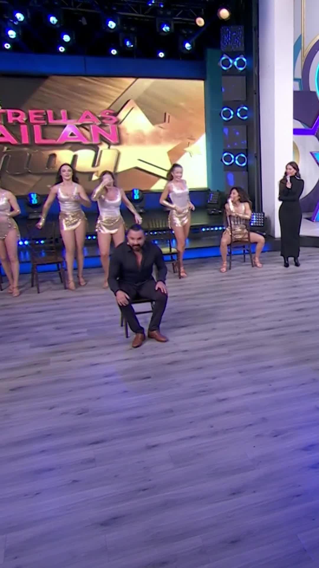 Latin Lover se "sacrifica" para ver de cerca el baile de mujeres