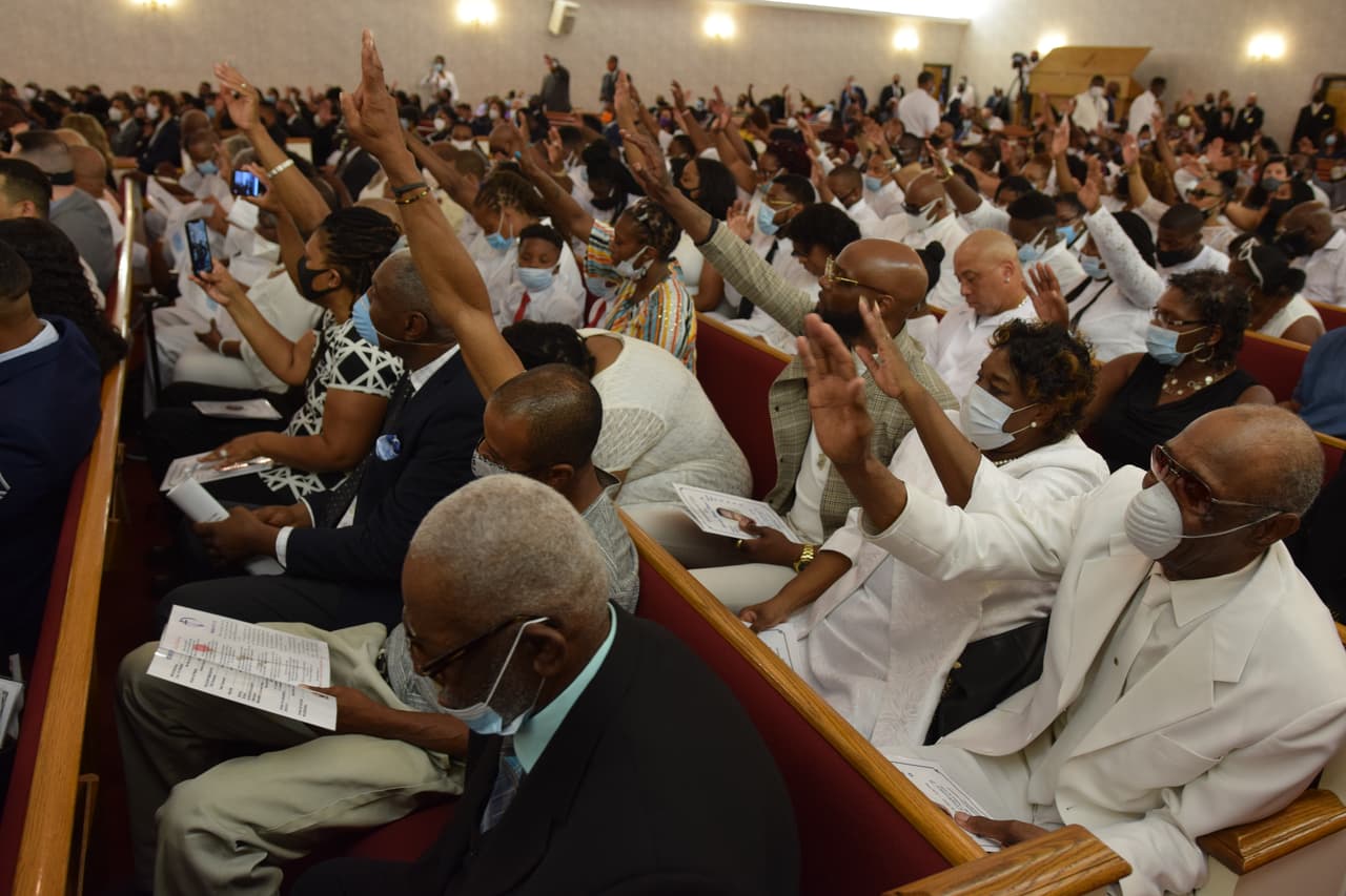 Desde las 11 a.m. hasta la 1 p.m. el público en general pudo ingresar al vestíbulo de la iglesia, donde aguardaban los restos de Floyd. A las 3 p.m. inició la ceremonia privada para los familiares.