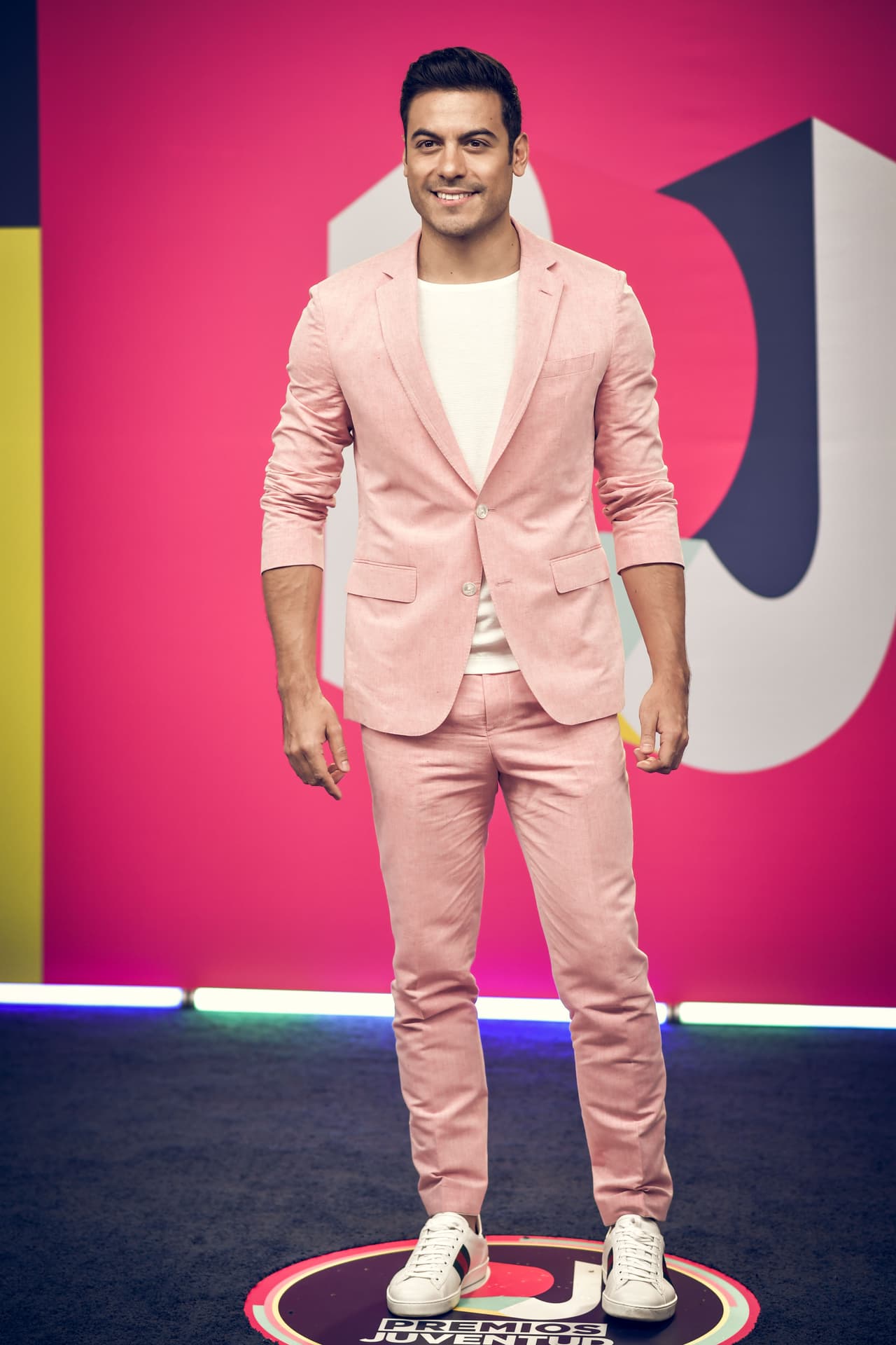 Carlos Rivera eligió vestir con diseños de Hugo Boss y Gucci.