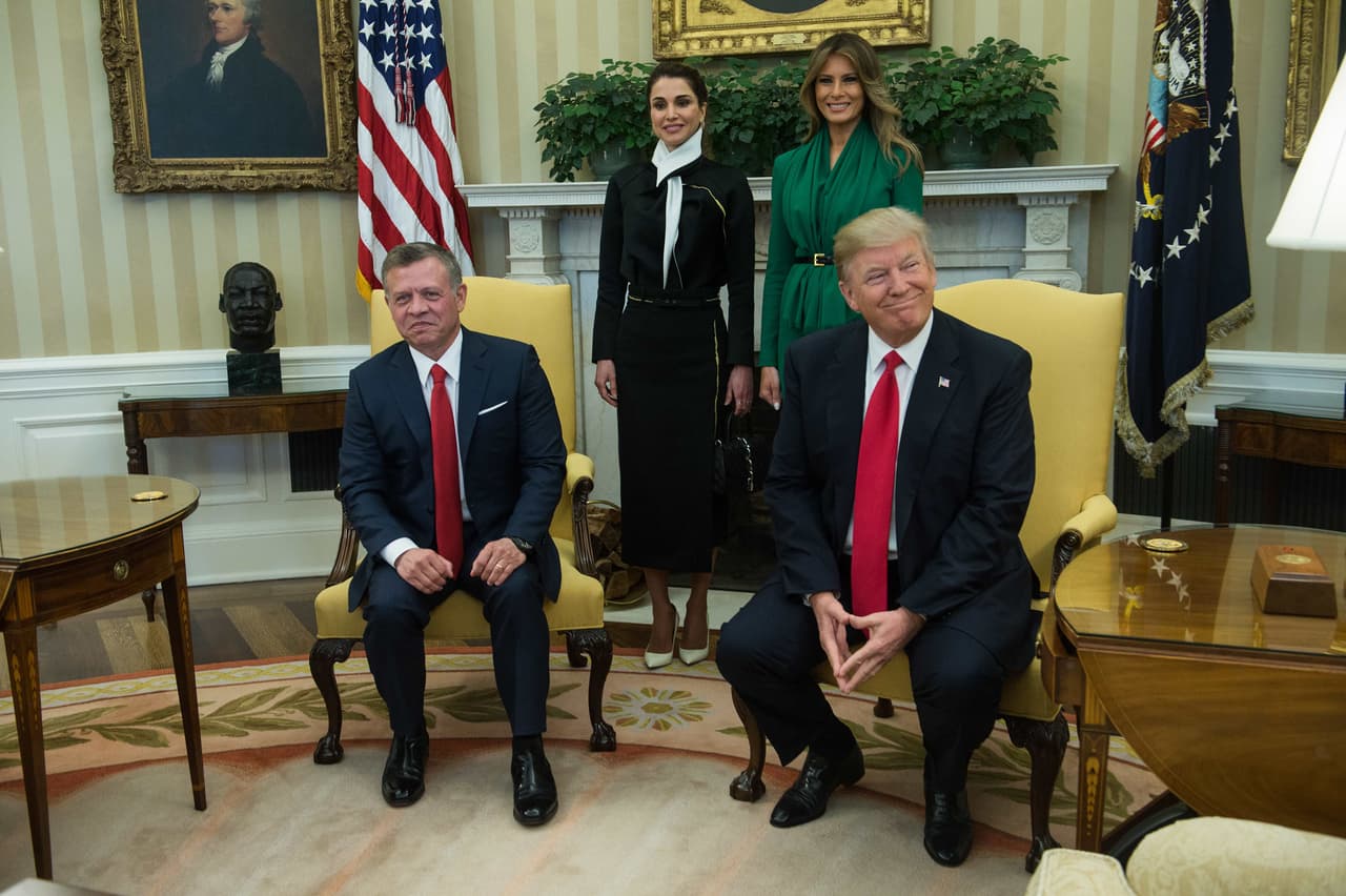 Así, con la reina Rania en la foto el encuentro entre los mandatarios de Jordania y de Estados Unidos tenía el chance de tener más eco dentro del mundo árabe. "De cualquier manera, ambas demostraron que saben posar ante las cámaras mucho más que sus maridos, que con su actitud gestual quedan casi ridículos", añade Rubí.