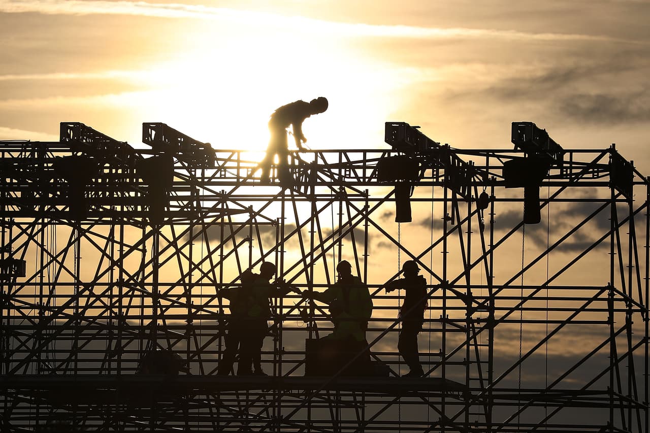 Los trabajadores sobre un andamio al atardecer frente al monumento a Lincoln.