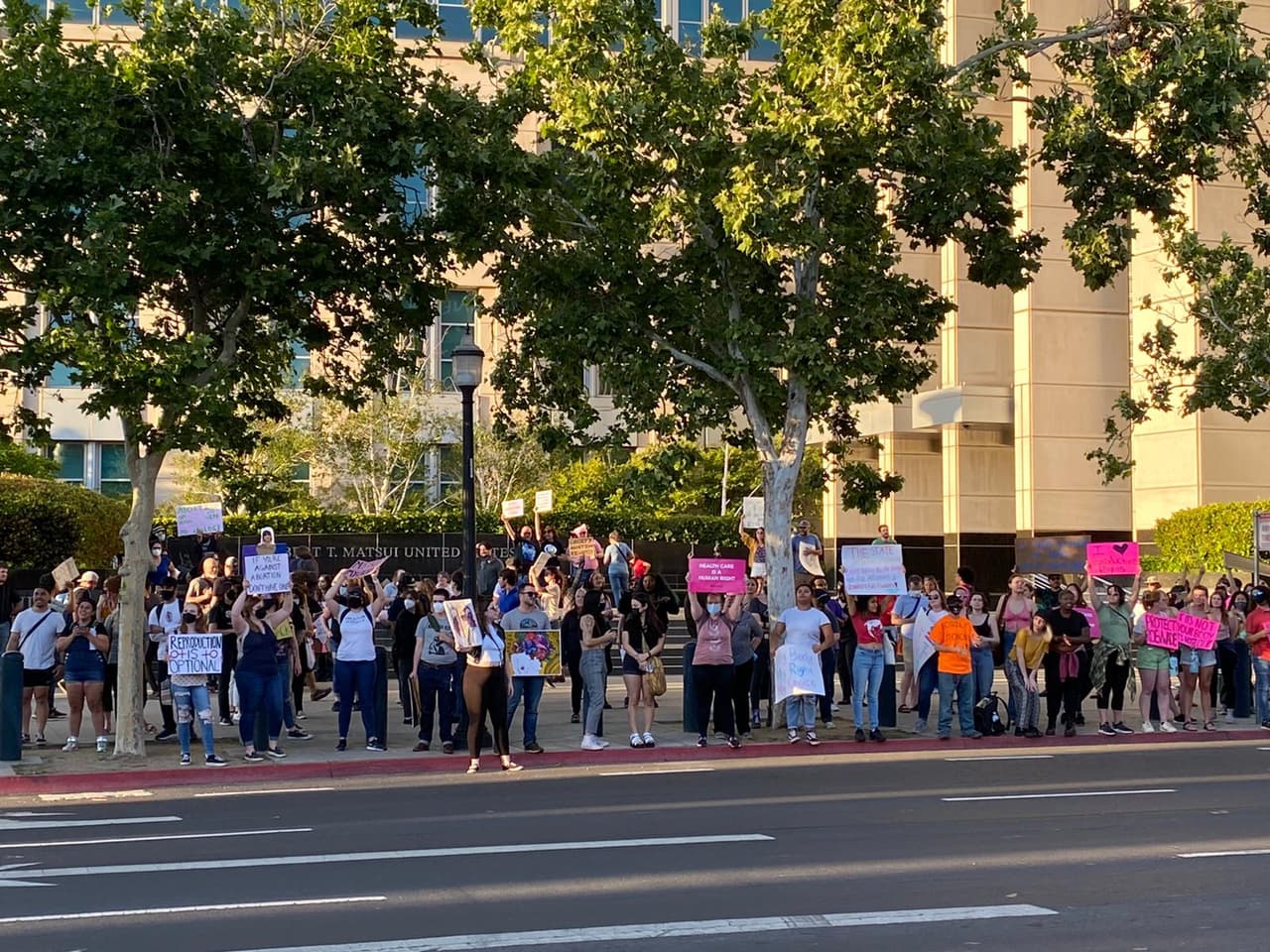 Mujeres, activistas y legisladoras protestaron frente al edificio de la Corte Federal en el centro de Sacramento como reacción al borrador de opinión filtrado que apuntaría a que la Corte Suprema de los Estados Unidos estaría en vía para anular la histórica decisión Roe Vs. Wade.