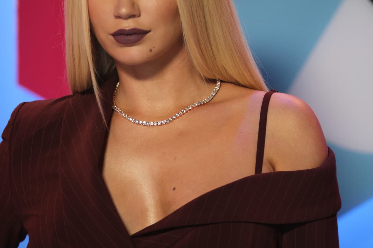 Iggy, quien nos tiene acostumbrados a sus atuendos extravagantes, en esta ocasión optó por ser más discreta con su maquillaje y sus accesorios, luciendo elegante y sensual.