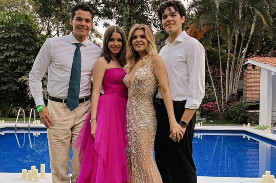 Itatí Cantoral y sus tres hijos.