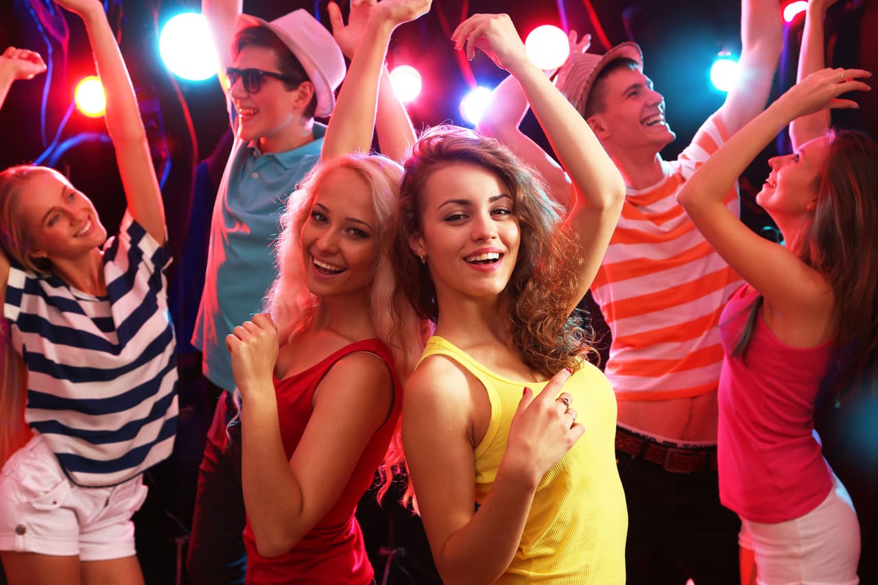 Además de servirte para conquistar a todos en la pista, el baile también trae grandes beneficios a la salud, por lo que te a continuación compartimos algunas de las razones por las que debes inscribirte a clases de baile.