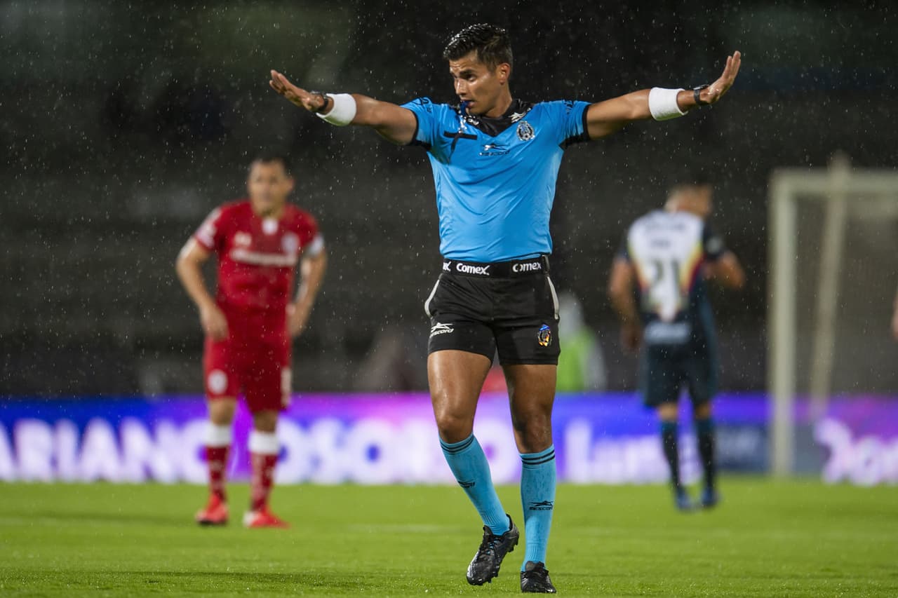 Cercano al 30’, Paul Aguilar pedía penal por una presunta falta fuera del área. El árbitro no juzgó la jugada.