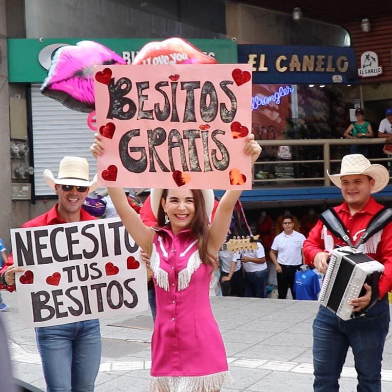 Laura Denisse es una joven actriz y cantante que busca un lugar en la música regional mexicana. Para dar paso a su próximo proyecto, ella se puso a repartir besos gratis en la tierra de la que es originiaria: Monterrey, México.