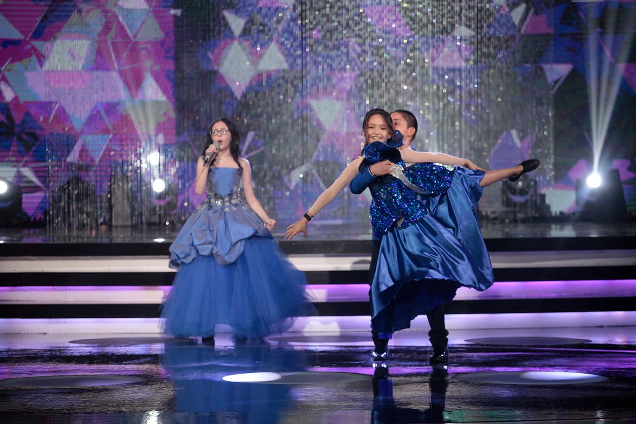 Con espectaculares cargadas y complicados pasos, Flor y Yahir presentaban una coreografía para su tema, mientras Taisia cantaba.