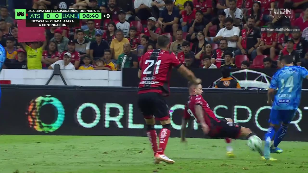 ¡Entrada criminal y roja! Ferrareis deja con 10 al atlas en los minutos finales