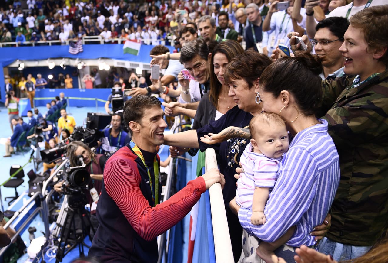 Después de uno de sus triunfos, Michael fue a visitar a su familia. ¡Mira el orgullo en el rostro de su mamá!