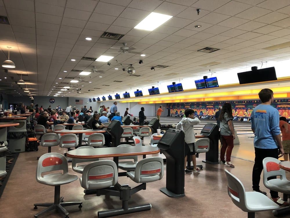 <b>Buffaloe Lanes Family Bowling Center (Cary)</b>
<br>
<b>Dirección</b>: 151 High House Rd. Cary, NC
<br>
<b>Teléfono</b>: (919) 468-8684
<br>
<b>Sitio web</b>:
<a href="https://www.buffaloelanes.com/">https://www.buffaloelanes.com/</a>
<br>
<b><a href="https://www.yelp.com/map/buffaloe-lanes-family-bowling-center-cary-cary">Cómo llegar</a></b>
<br>
<br>Se trata de un centro de diversiones con boliche, juegos de arcadia, juegos retro, bar de bocadillos y más.