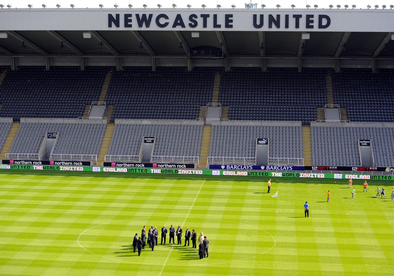 En plena pandemia mundial compró al Newcastle United por unos 343 millones de euros y prometió invertir mil millones más para hacer un equipo competitivo.