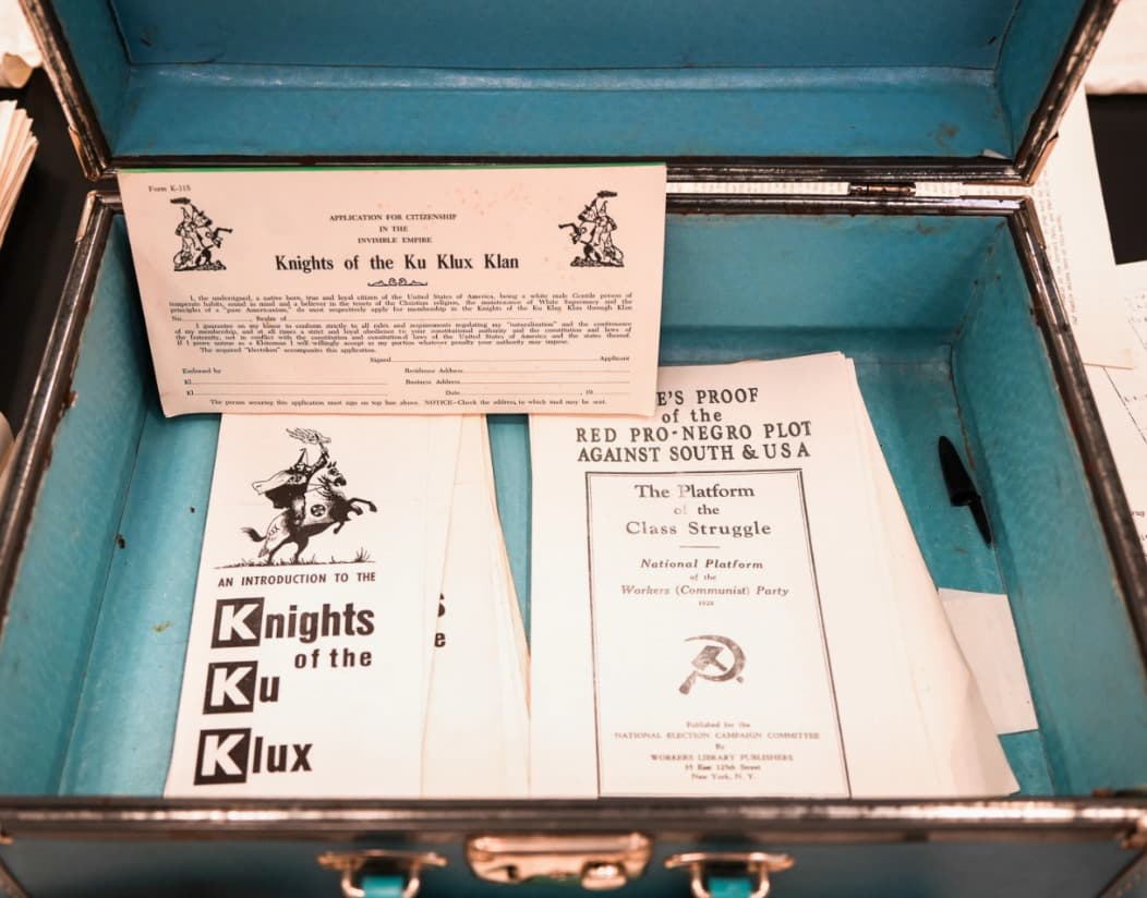 Descubren en oficina de Mississippi archivos secretos del Ku Klux Klan