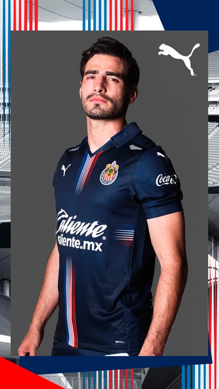 La playera muestra un poco los colores que caracterizan a las Chivas (rojo y blanco) sobre un bello color azul.