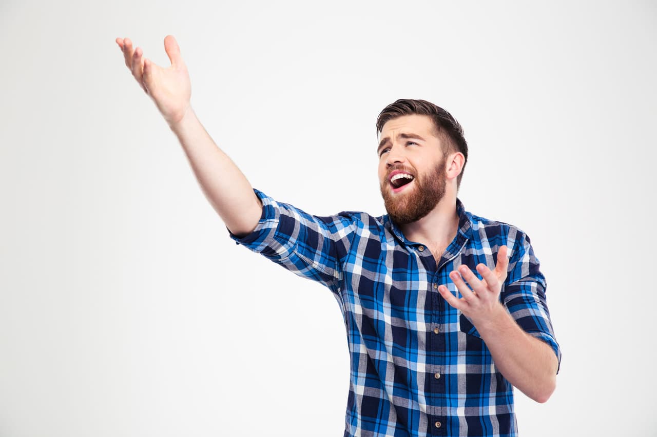 <b>Ponlo a cantar.</b> Además de los ejercicios con la lengua, el canto también es una gran alternativa para terminar con los ronquidos en la cama. Te recomendamos ponerte a interpretar varias canciones junto a tu pareja poco antes de irse a dormir.