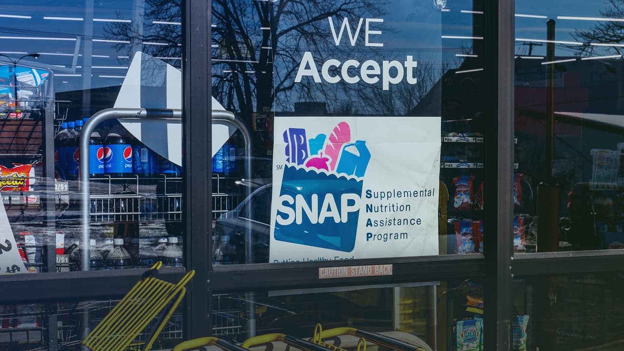 <b>Ayuda alimentaria</b>
<br>
<br>A partir de octubre, los beneficios del Programa de Asistencia Nutricional Suplementaria, o SNAP, aumentarán de forma generalizada por primera vez desde 1975. El ajuste medio aumentará la ayuda cerca de un 25% más en comparación a la ayuda anterior. Este programa será especialmente útil para las familias de bajos ingresos con hijos. 
<a href="https://www.ny.gov/services/apply-snap"><u>Solicita la ayuda aquí.</u></a>