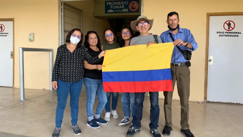 El grupo de bogotanos afuera de la Arena Vicente Fernández.