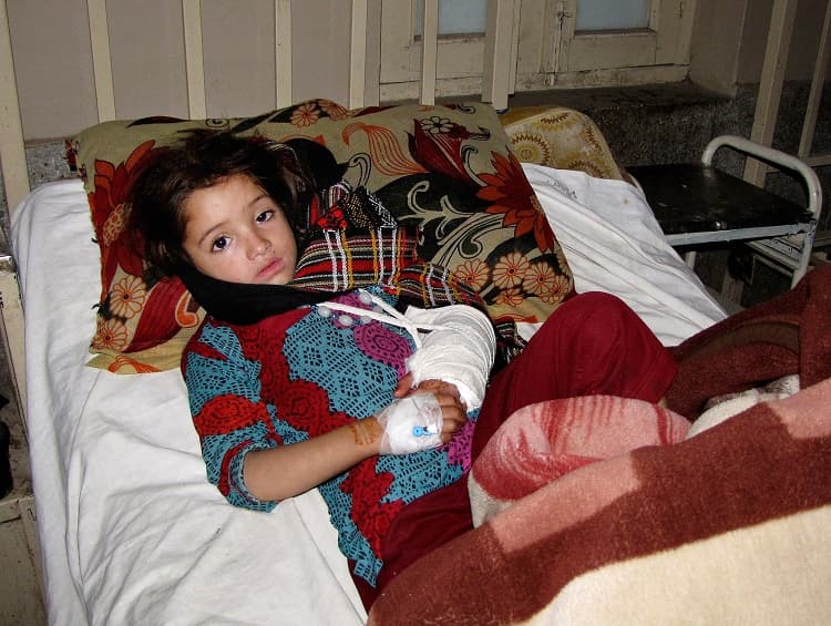 Una niña se recupera de las heridas causadas por el terremoto en Pakistán.