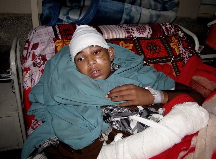 Un joven herido por el sismo en el hospital local de Mingora (Pakistán).