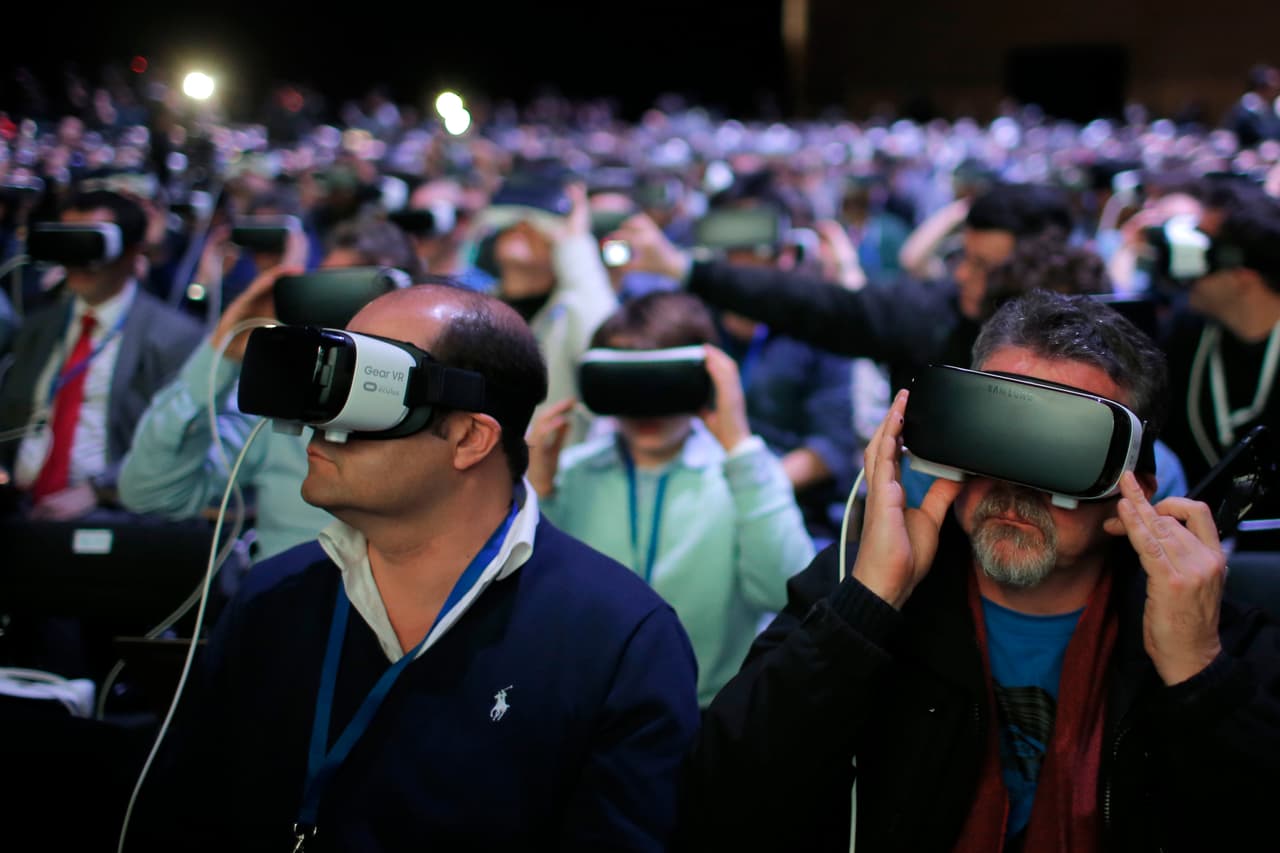 Los asistentes a una presentación usan el nuevo Samsung Gear 360, que cuenta con una cámara de 360 grados.