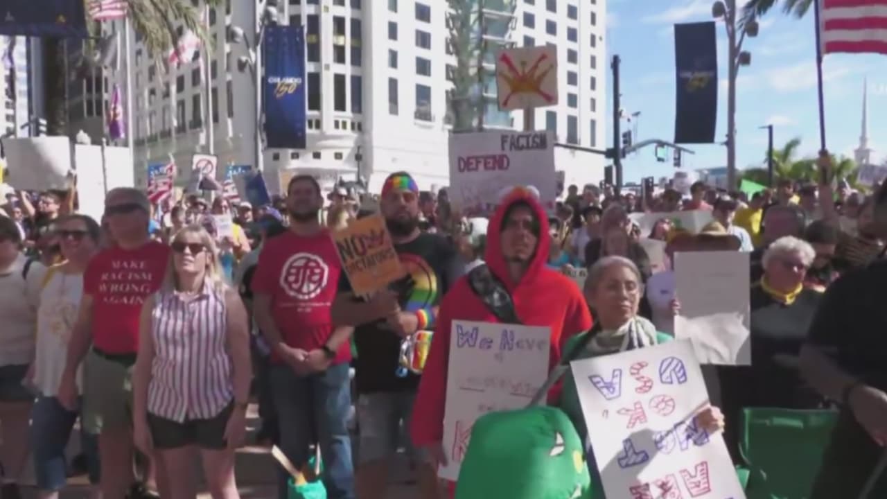 'No Kings’ en Orlando: cientos de personas protestan frente a la alcaldía contra políticas de Trump