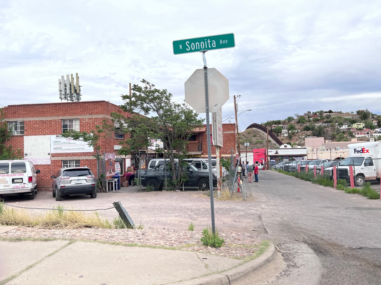 Por esta área se estacionan los vehículos cuando las personas deciden cruzar a México caminando.