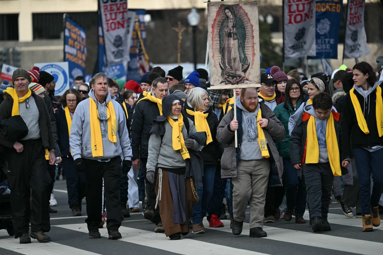 Con imágenes de la Virgen de Guadalupe, hombres de grupos religiosos protestaron contra el derecho a decidir sobre el aborto de las mujeres en la "Marcha por la Vida" en Washington DC.